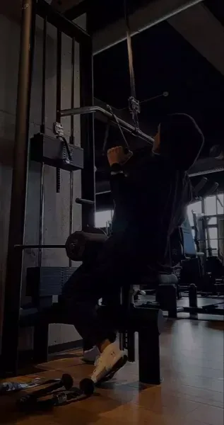  عکس دختر در باشگاه بدون چهره