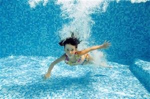  عکس شنا در استخر دخترانه