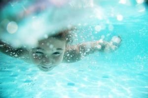  عکس شنا در استخر دخترانه