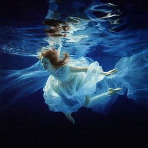  عکس شنا در استخر دخترانه