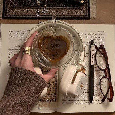  عکس قهوه و کتاب در کافه