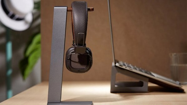  عکس هدفون روی میز مینیمال