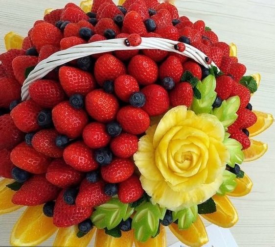 تزیین میوه نوبرانه برای عروس در سبد