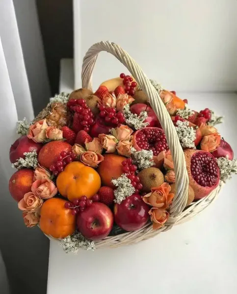  تزیین میوه در سبد حصیری