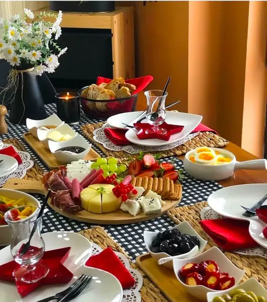چیدمان میز صبحانه لاکچری