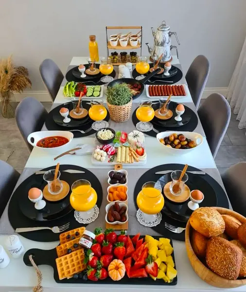 چیدمان میز صبحانه لاکچری