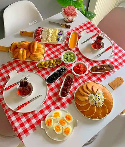 چیدمان میز صبحانه لاکچری