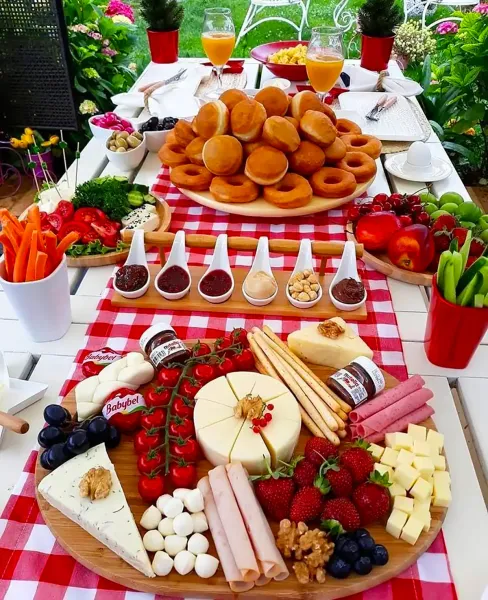 چیدمان میز صبحانه لاکچری