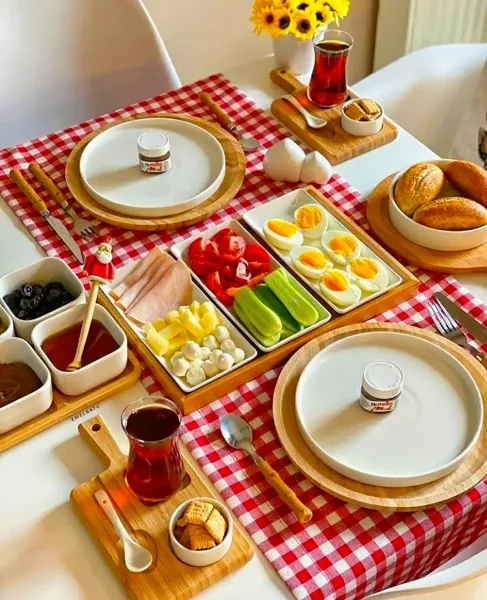 چیدمان میز صبحانه لاکچری
