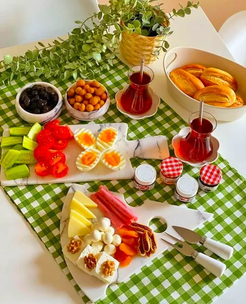 چیدمان میز صبحانه لاکچری