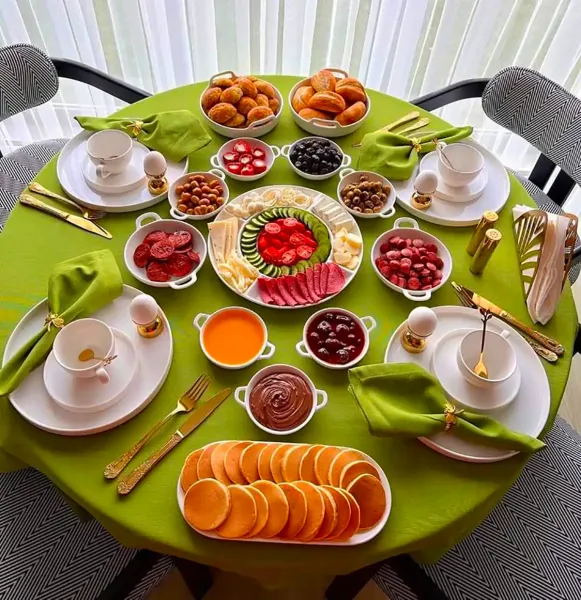 چیدمان میز صبحانه لاکچری