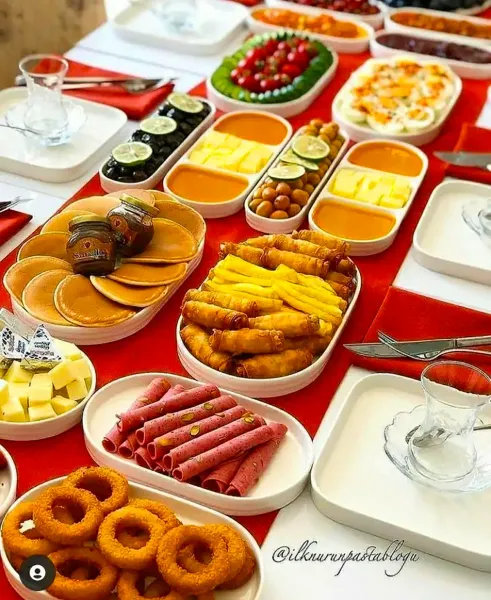 چیدمان میز صبحانه لاکچری