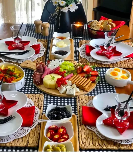 چیدمان میز صبحانه لاکچری