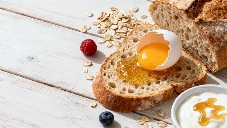 چیدمان میز صبحانه ساده