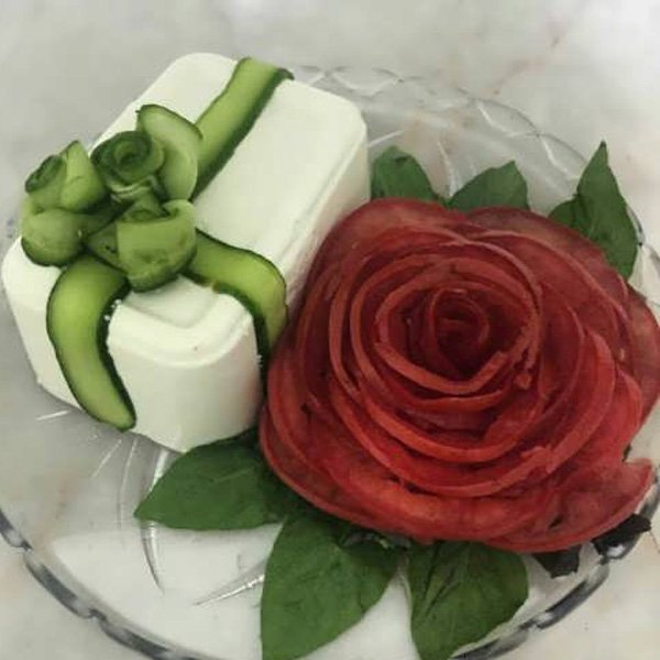  تزیین نان و پنیر و خیار و گوجه به شکل پرچم ایران
