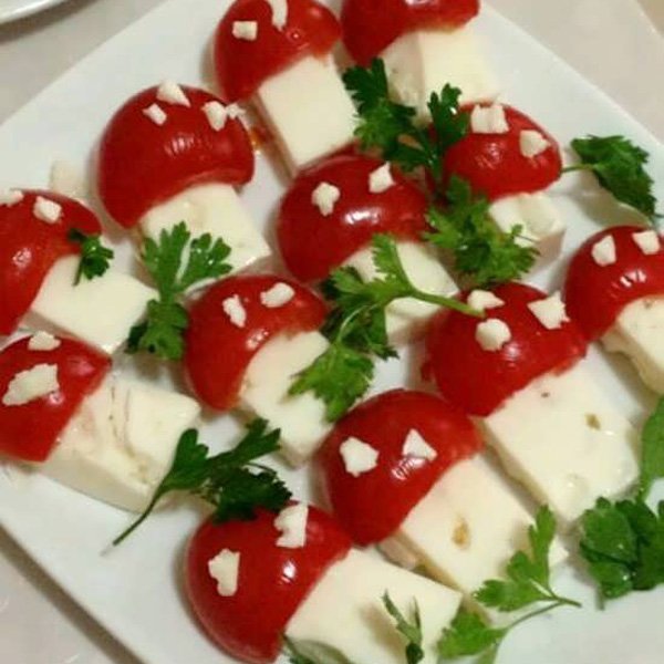 تزیین نان و پنیر و خیار و گوجه به شکل پرچم ایران