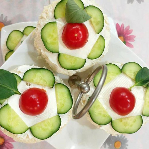  تزیین نان و پنیر و خیار و گوجه به شکل پرچم ایران