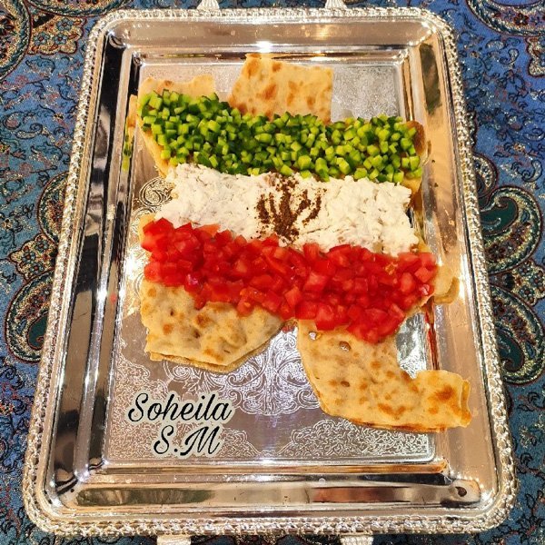  تزیین نان و پنیر و خیار و گوجه به شکل پرچم ایران