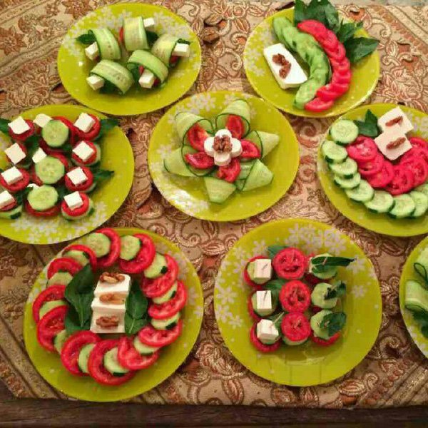  تزیین نان و پنیر و خیار و گوجه به شکل پرچم ایران