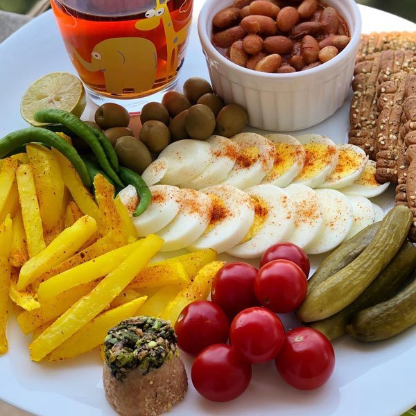  تزیین صبحانه سلامت با پنیر و خیار و گوجه و تخم مرغ