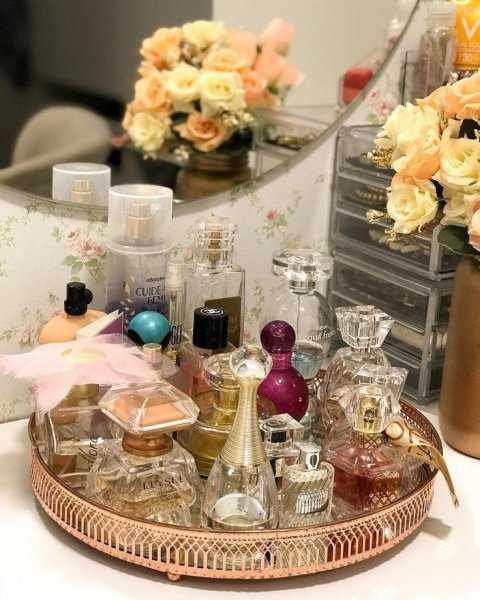 عکس عطر زنانه روی میز لاکچری