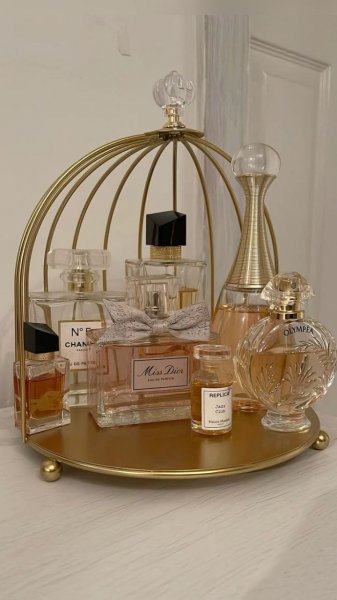  عکس عطر زنانه روی میز لاکچری