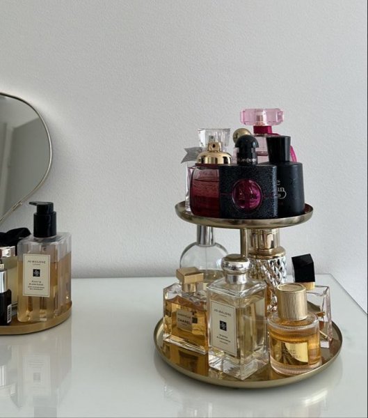  عکس عطر زنانه روی میز لاکچری