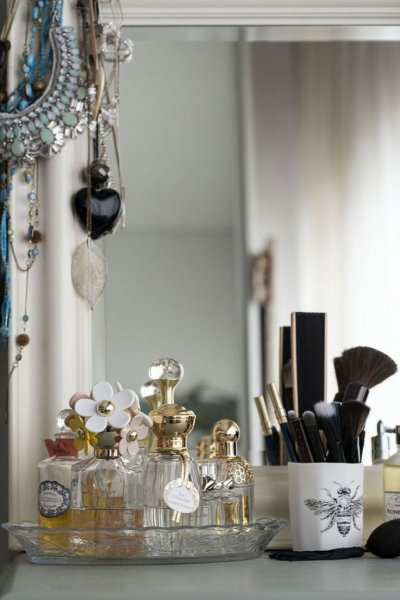  عکس عطر زنانه روی میز لاکچری