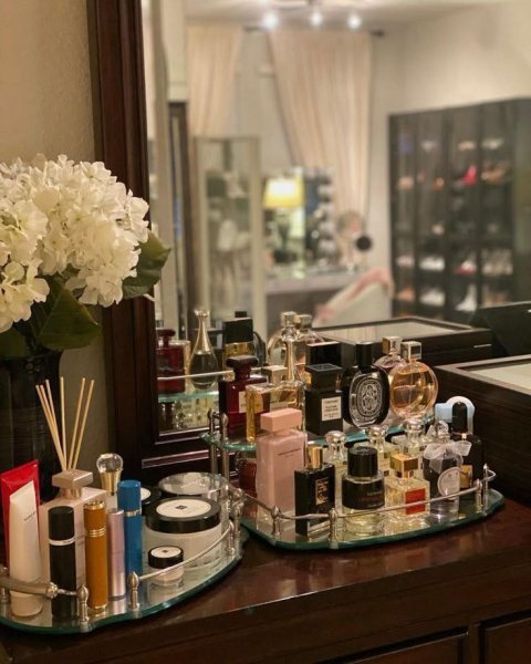  عکس عطر زنانه روی میز لاکچری