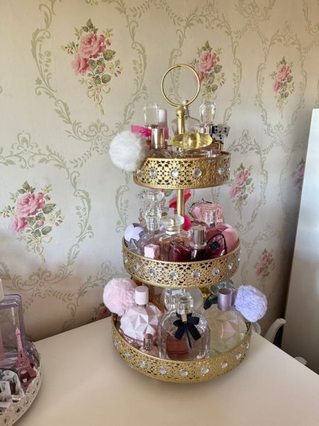  عکس عطر زنانه روی میز لاکچری