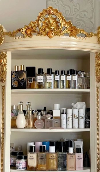  عکس عطر زنانه روی میز لاکچری