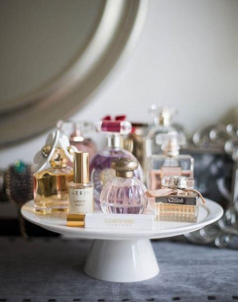  عکس عطر زنانه روی میز لاکچری