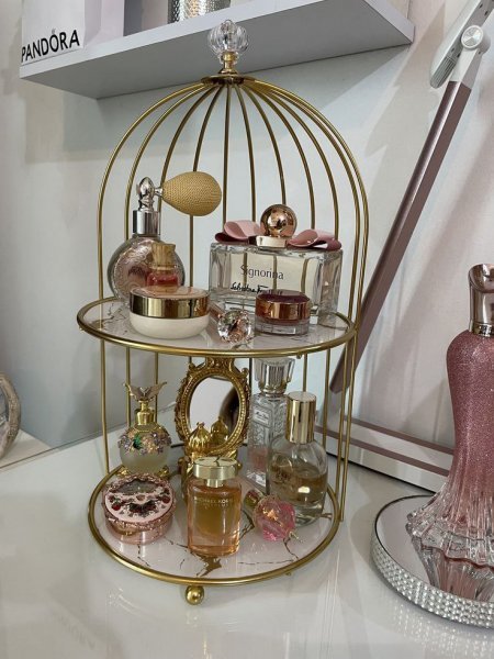  عکس عطر زنانه روی میز لاکچری