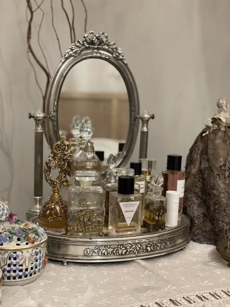  عکس عطر زنانه روی میز لاکچری