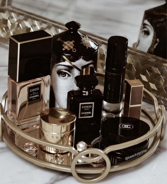  عکس عطر زنانه روی میز لاکچری