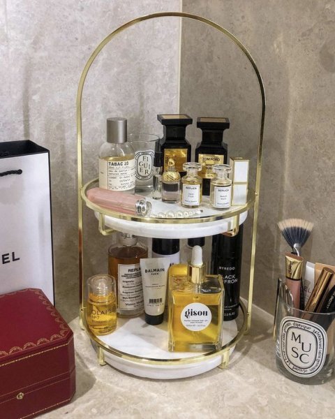  عکس عطر زنانه روی میز لاکچری