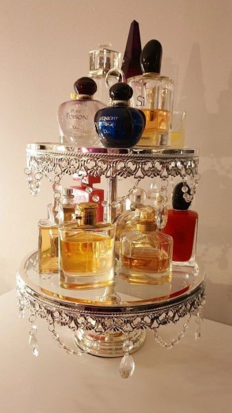  عکس عطر زنانه روی میز لاکچری