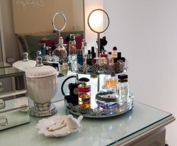  عکس عطر زنانه روی میز لاکچری