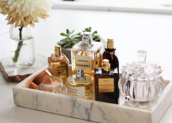  عکس عطر زنانه روی میز لاکچری