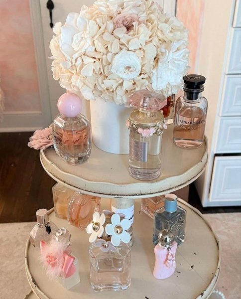  عکس عطر زنانه روی میز لاکچری