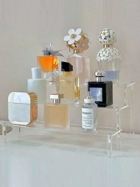  عکس عطر زنانه روی میز لاکچری