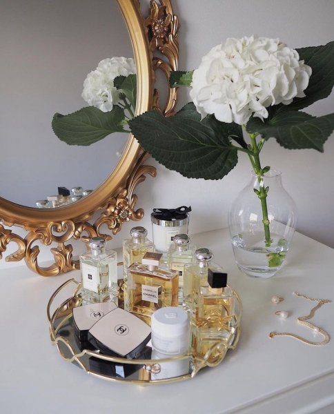  عکس عطر زنانه روی میز لاکچری
