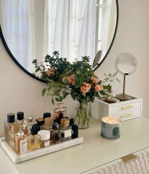  عکس عطر زنانه روی میز لاکچری