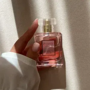  خوشبو ترین عطر زنانه با ماندگاری بالا