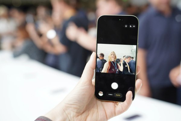 عکس آیفون ۱۷ برای پروفایل