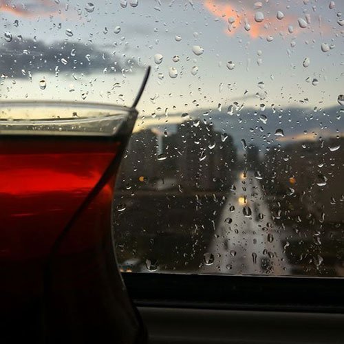 عکس باران روی شیشه ماشین در شب