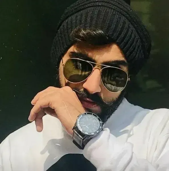  عکس پسر بلوچ با ماشین