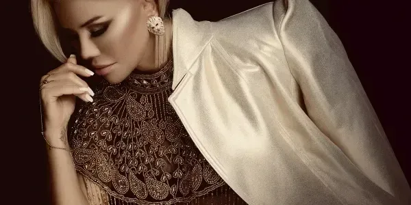 عکس خواننده های زن ترکیه قدیمی غمگین