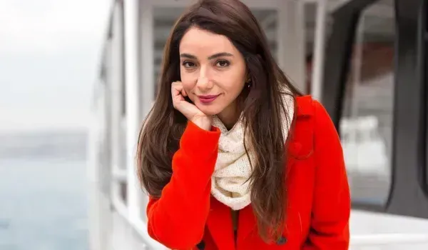  عکس خواننده های زن ترکیه قدیمی غمگین