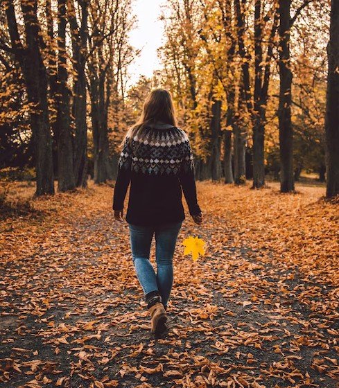 ژست عکس پاییزی دخترانه